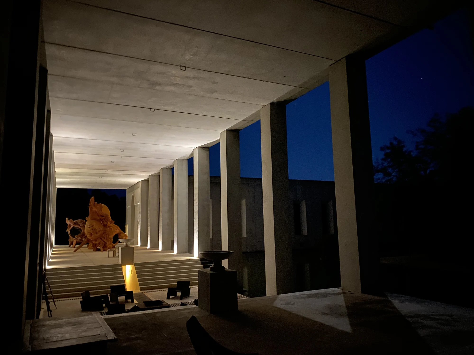 Locación nocturna de arquitectura de concreto para El olor a sangre