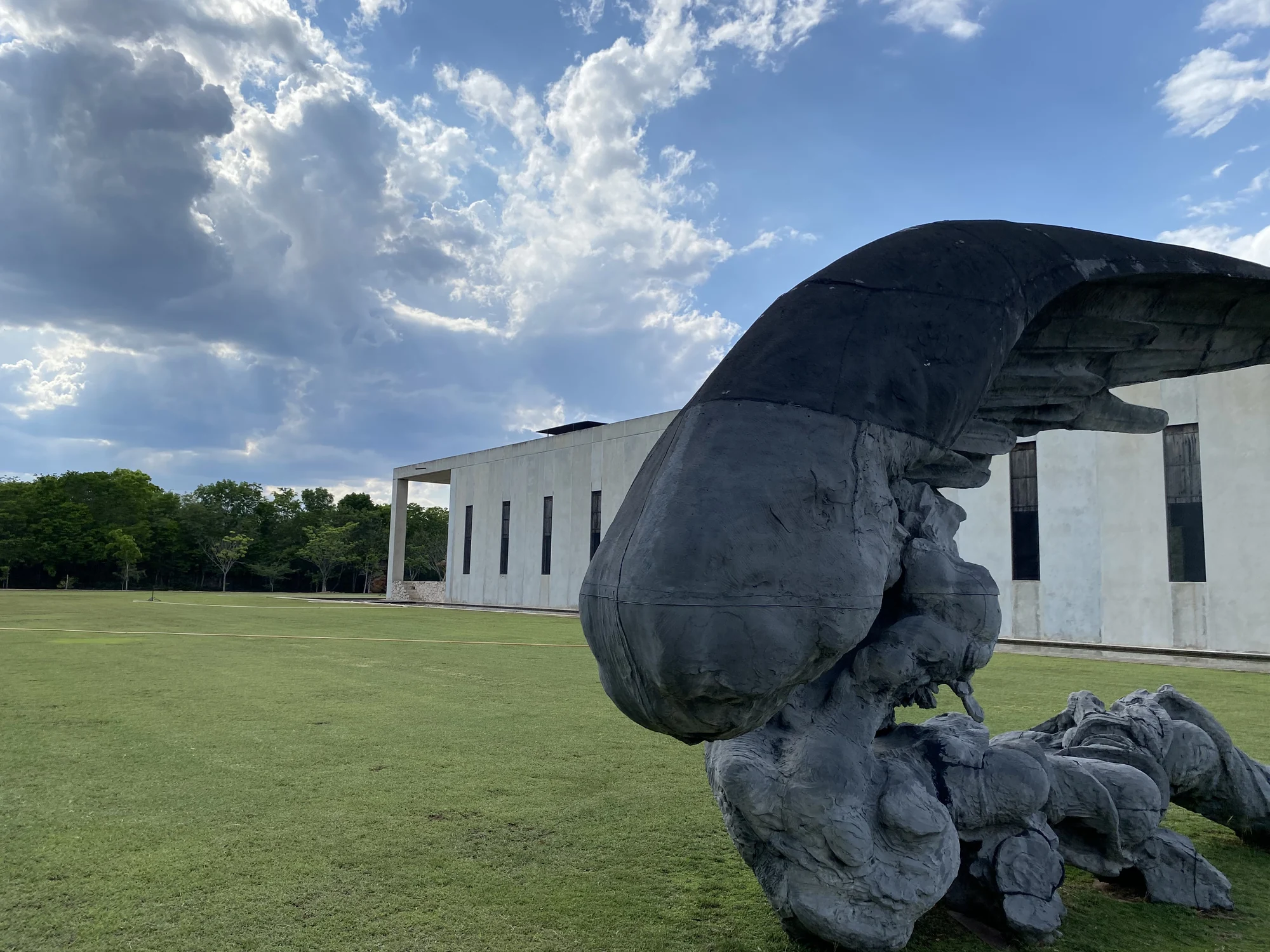 Escultura y arquitectura exterior de Plantel Matilde