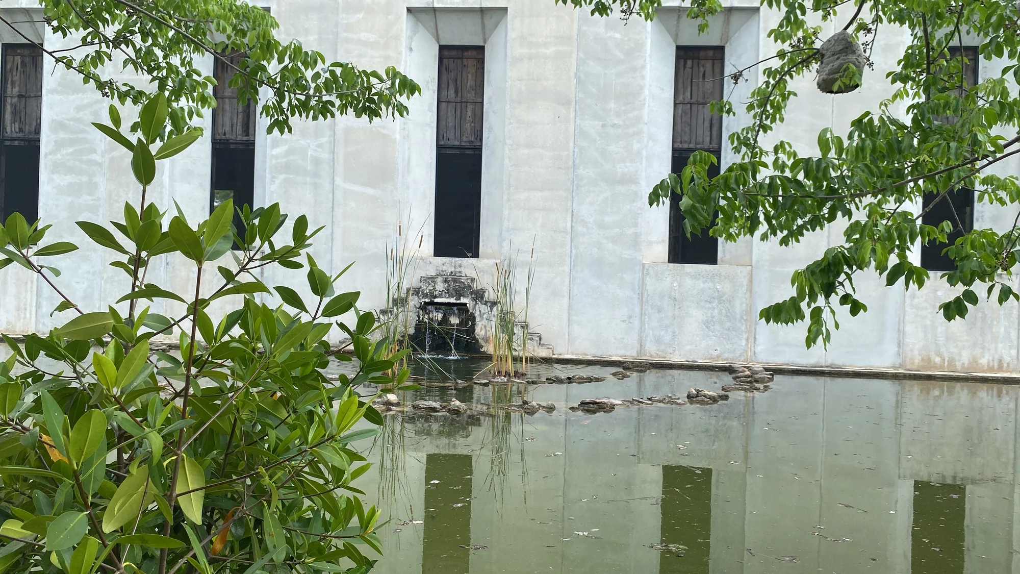 Arquitectura reflejada en agua, locación de El olor a sangre